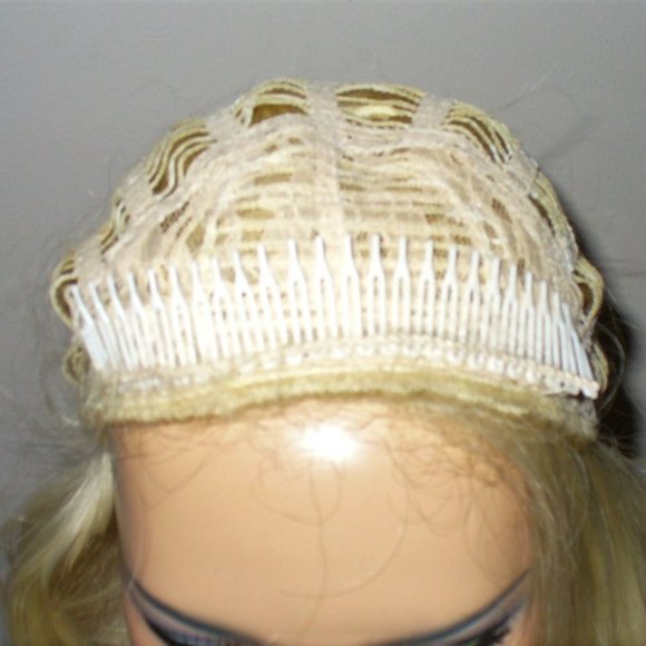 3/4 blonde wig huge combs inside very secure - Picture 1 of 5